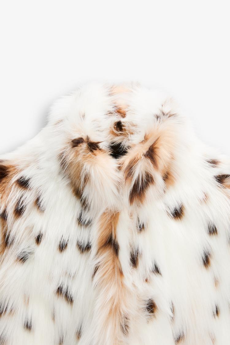 JAKKE I KUNSTPELS MED LEOPARDMØNSTER