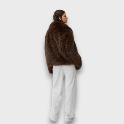 Illia – Kort syntetisk pels med oversized krave