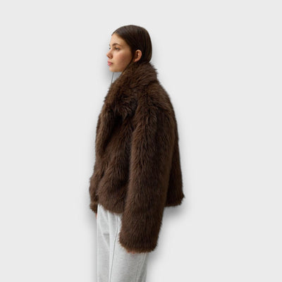 Illia – Kort syntetisk pels med oversized krave