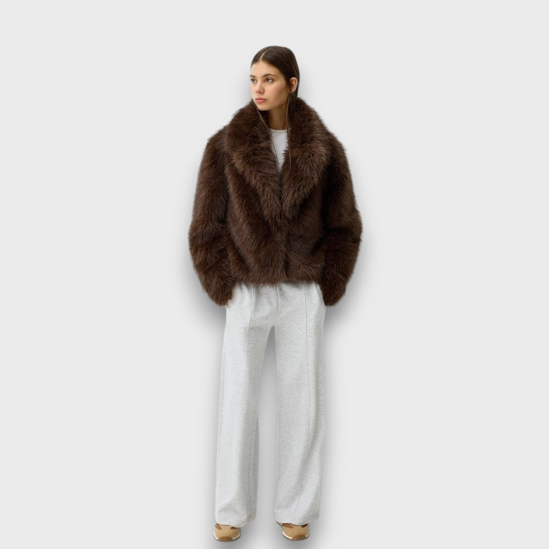 Illia – Kort syntetisk pels med oversized krave