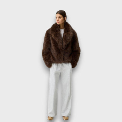 Illia – Kort syntetisk pels med oversized krave