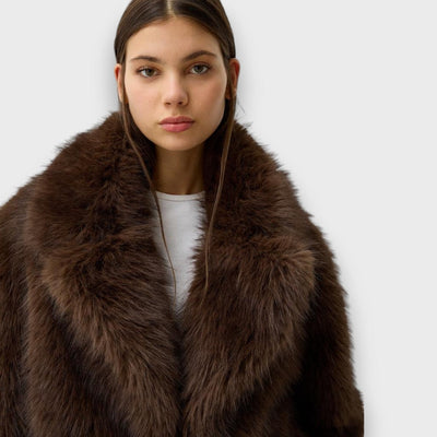 Illia – Kort syntetisk pels med oversized krave