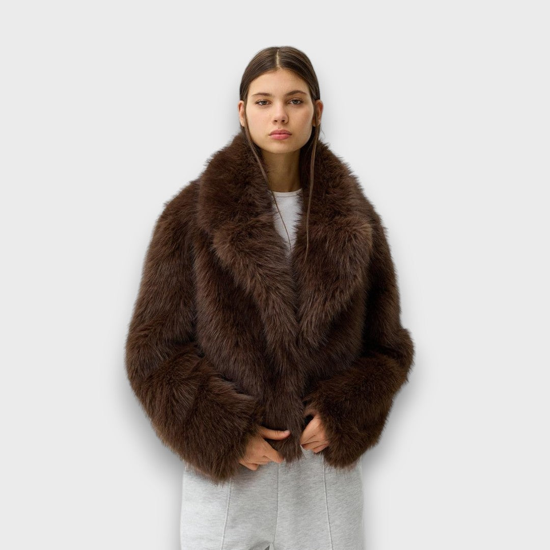 Illia – Kort syntetisk pels med oversized krave