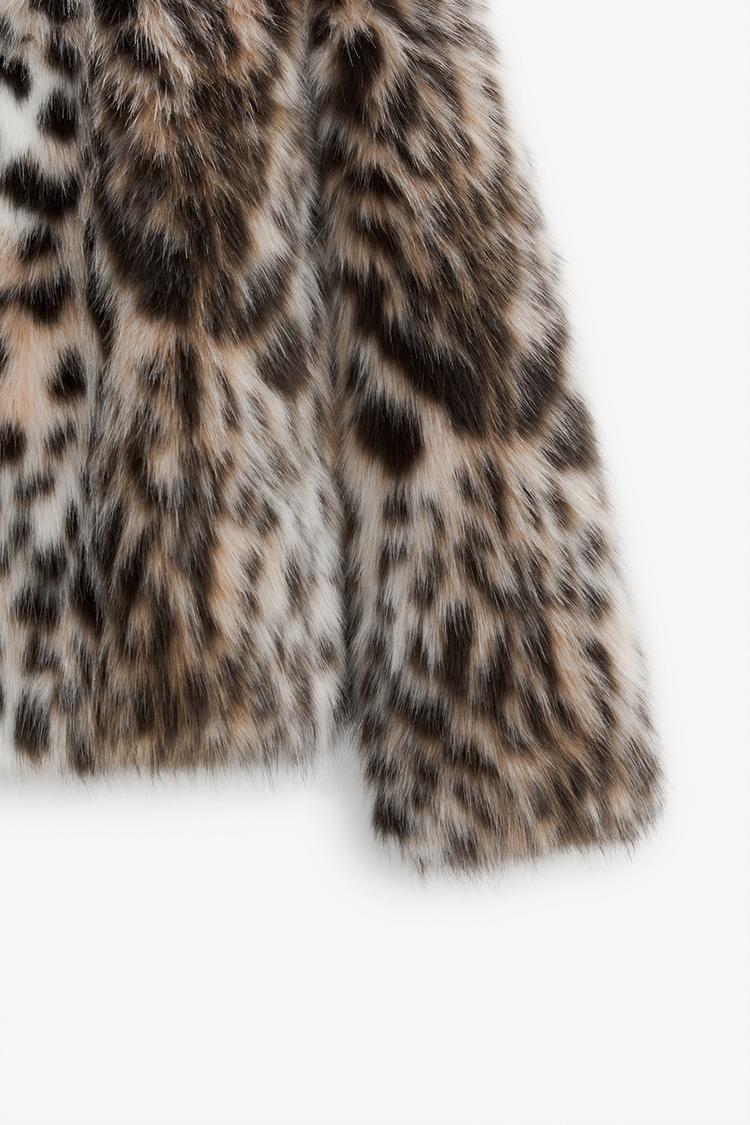 JAKKE I KUNSTPELS MED LEOPARDMØNSTER