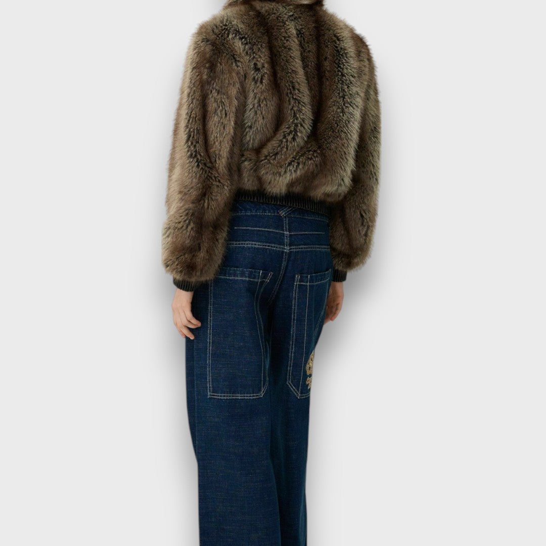Amelia – Kort jakke i syntetisk pels med urban chic