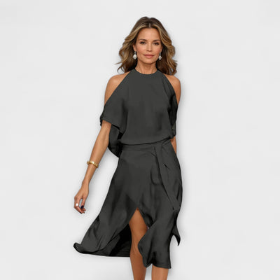 Madonna - Elegant kjole med moderigtige skulderudskæringer