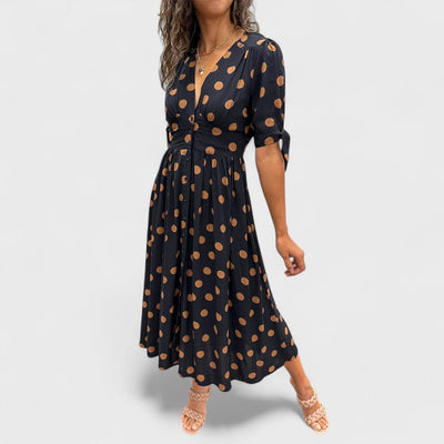 Monique - Elegant Kjole med Prikker