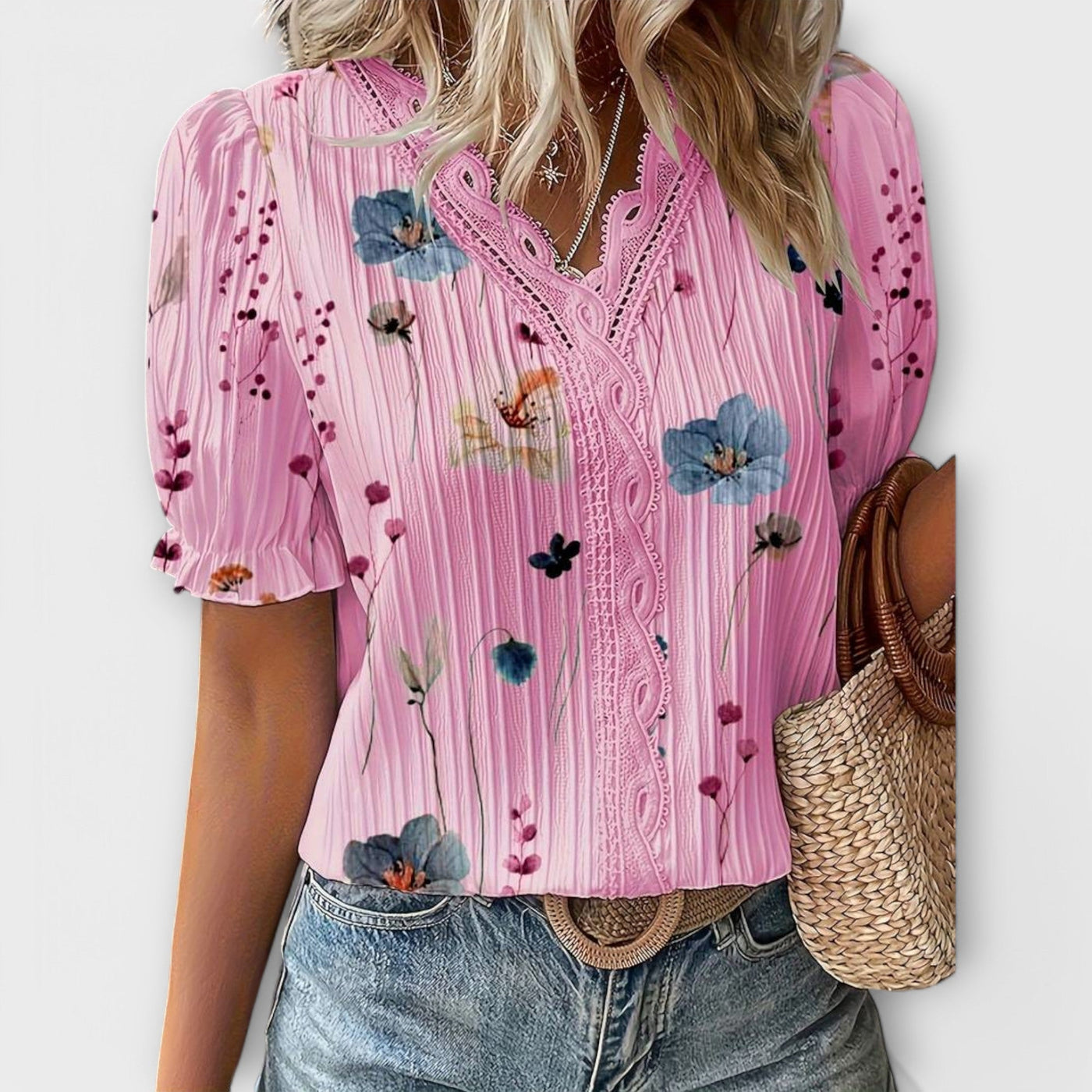 Emily - Modet Bluse med spidse Udsnit