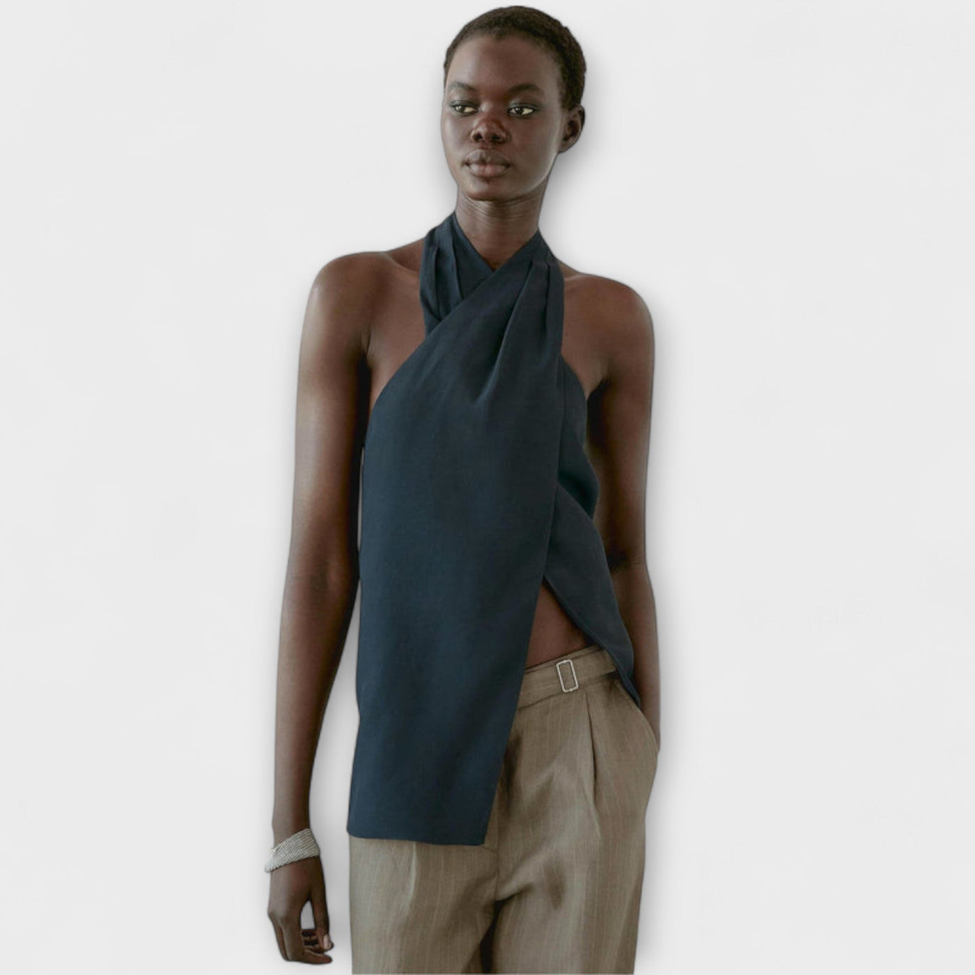 Hannah - Blå Halter Neck Top med Udsnit i Ryggen