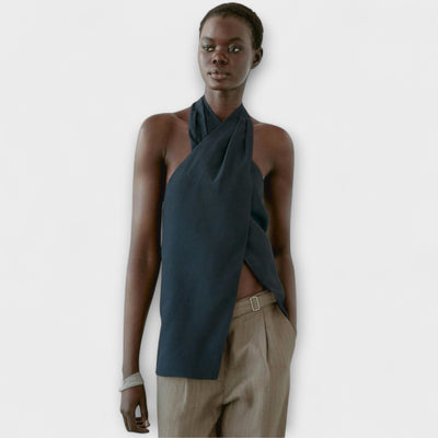 Hannah - Blå Halter Neck Top med Udsnit i Ryggen