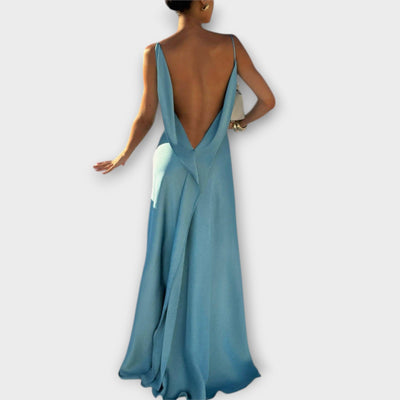 Hallie - Elegant satin-maxikjole med høj slids