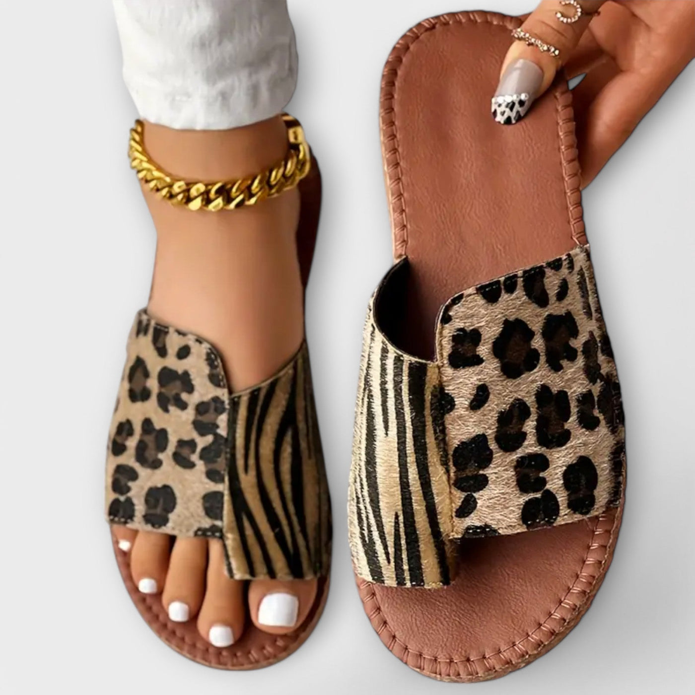 Smukke tofarvede pantofler med leopardmønster