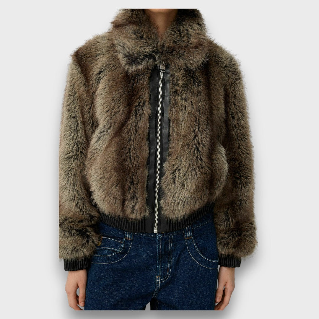 Amelia – Kort jakke i syntetisk pels med urban chic