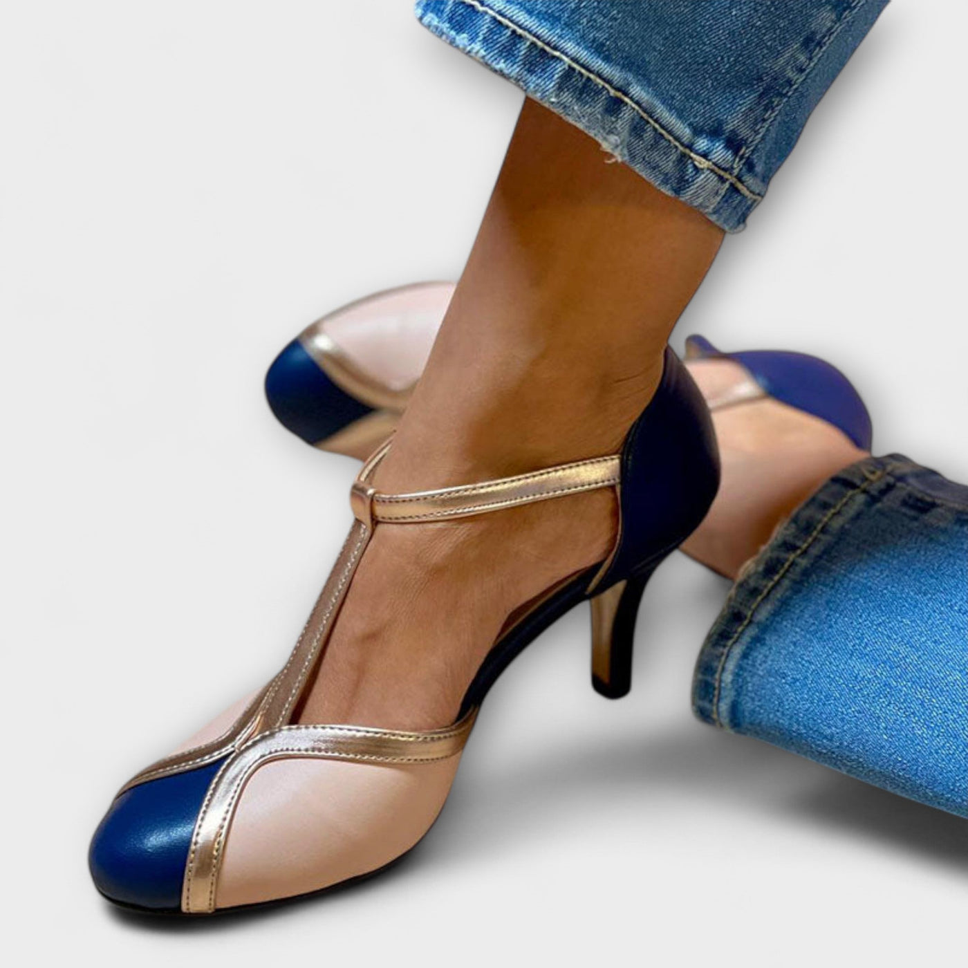 Alessia – To-farvet T-strap elegance