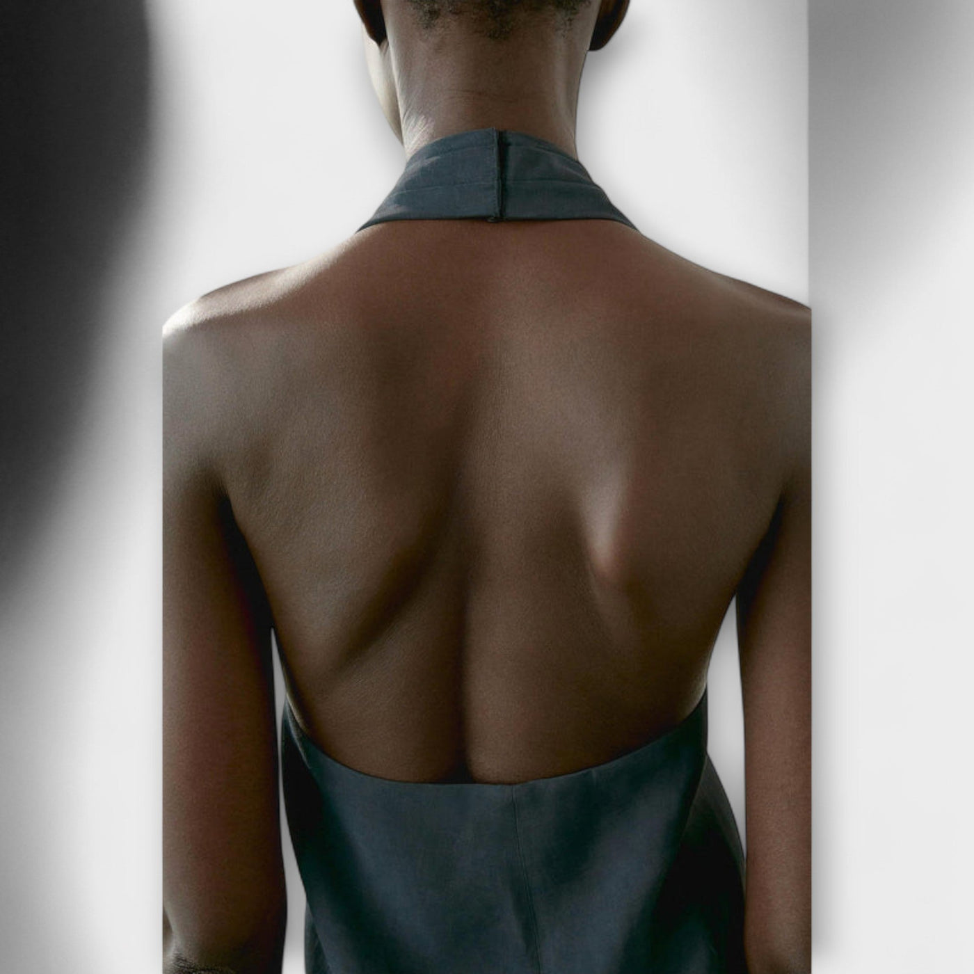 Hannah - Blå Halter Neck Top med Udsnit i Ryggen