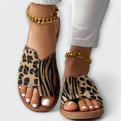 Smukke tofarvede pantofler med leopardmønster