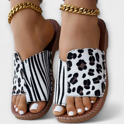 Smukke tofarvede pantofler med leopardmønster