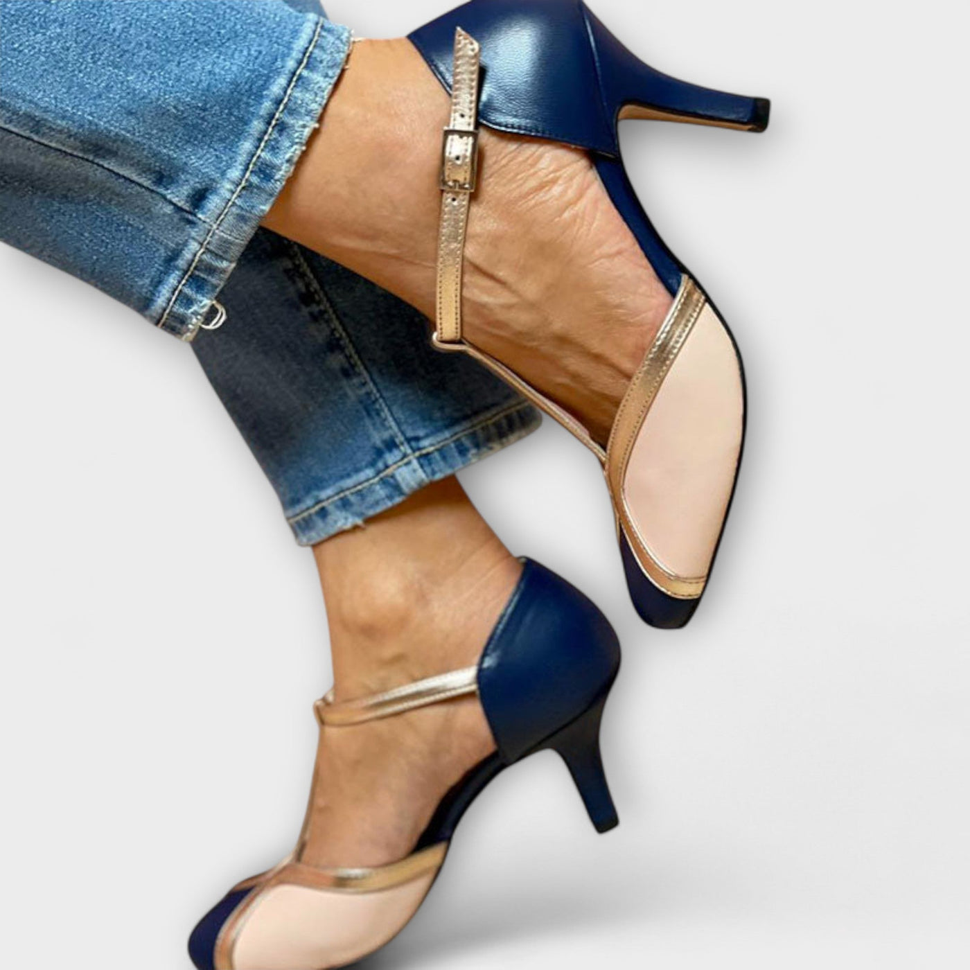 Alessia – To-farvet T-strap elegance
