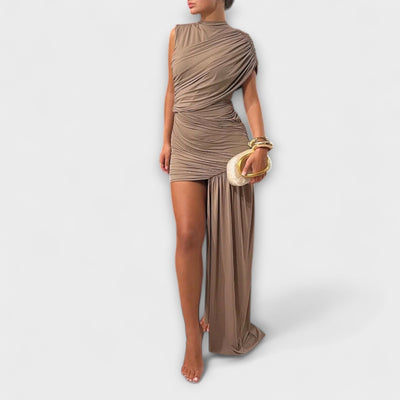 Lila - Elegant, smalt skåret kjole med rund hals og plissering