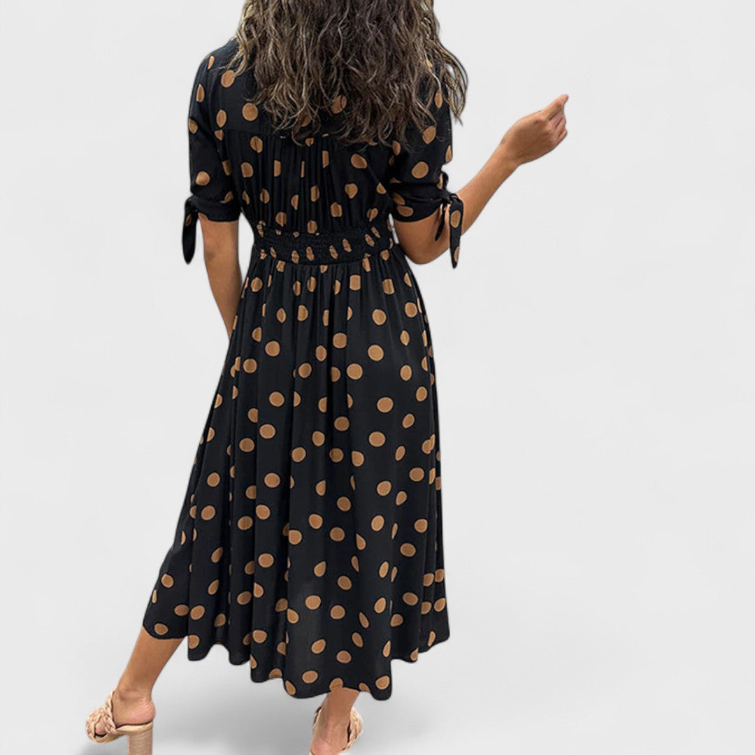 Monique - Elegant Kjole med Prikker