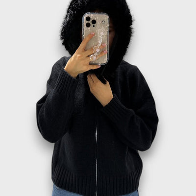 Alisanne – Strikjakke med lynlås og krave i faux fur