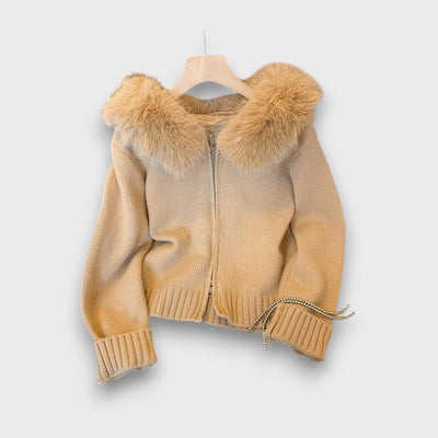 Alisanne – Strikjakke med lynlås og krave i faux fur