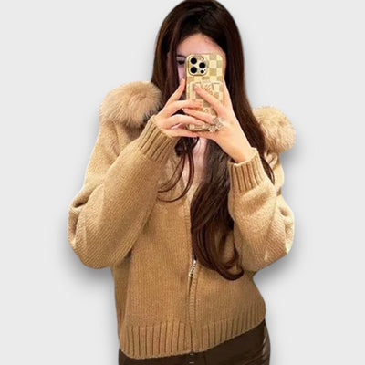 Alisanne – Strikjakke med lynlås og krave i faux fur