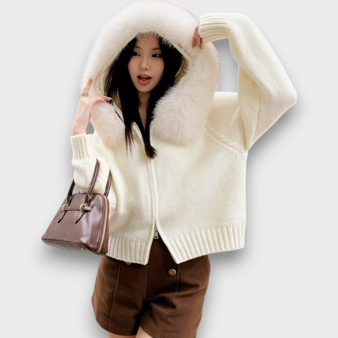 Alisanne – Strikjakke med lynlås og krave i faux fur