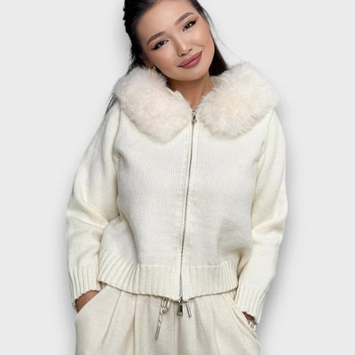 Alisanne – Strikjakke med lynlås og krave i faux fur