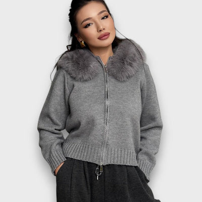 Alisanne – Strikjakke med lynlås og krave i faux fur