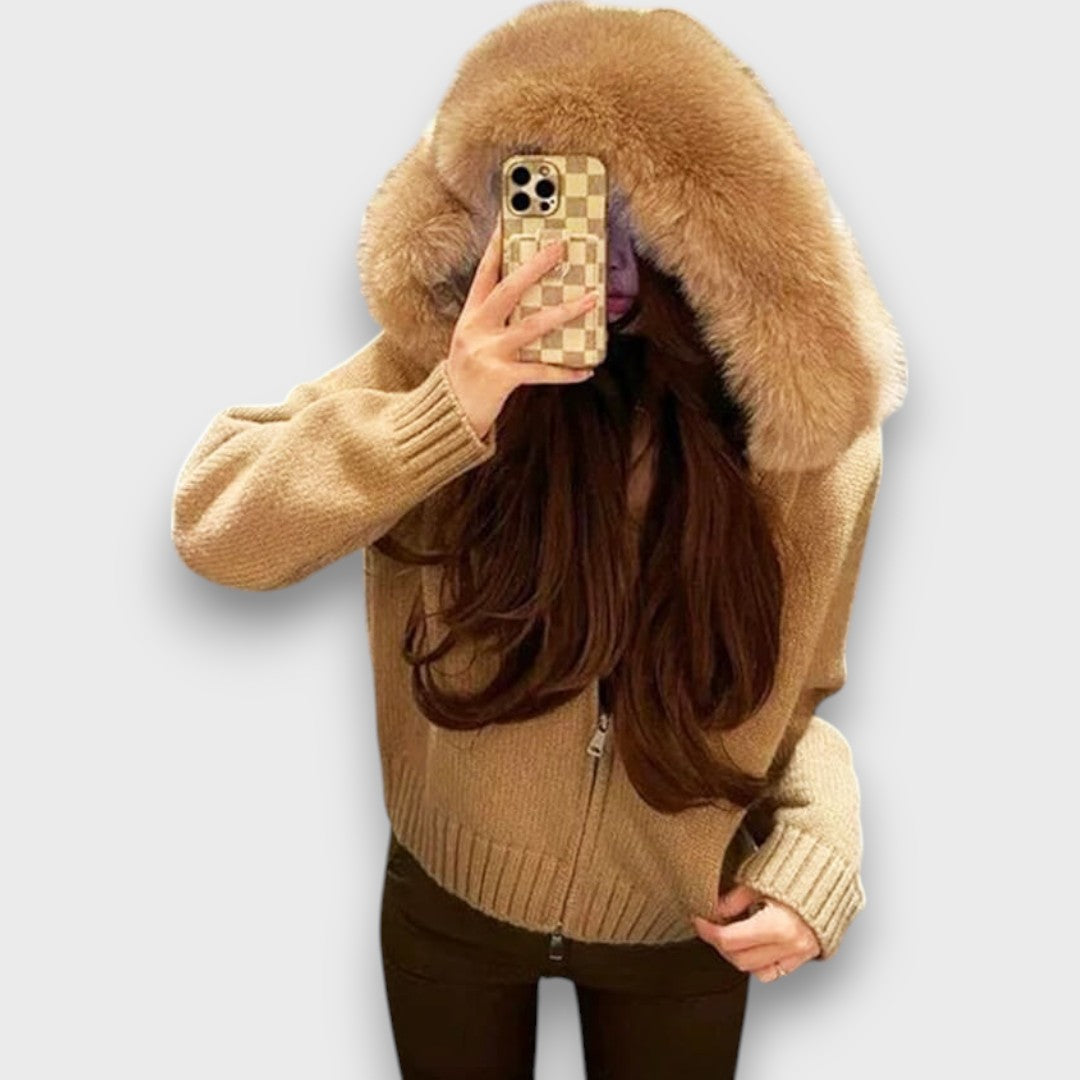 Alisanne – Strikjakke med lynlås og krave i faux fur