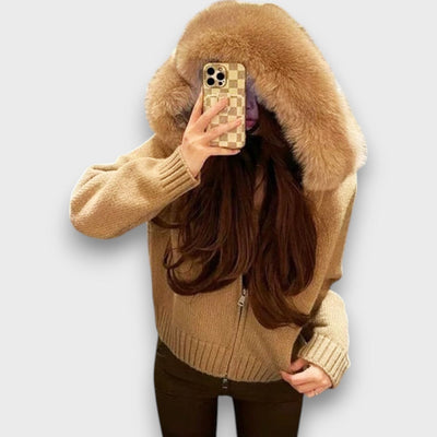 Alisanne – Strikjakke med lynlås og krave i faux fur