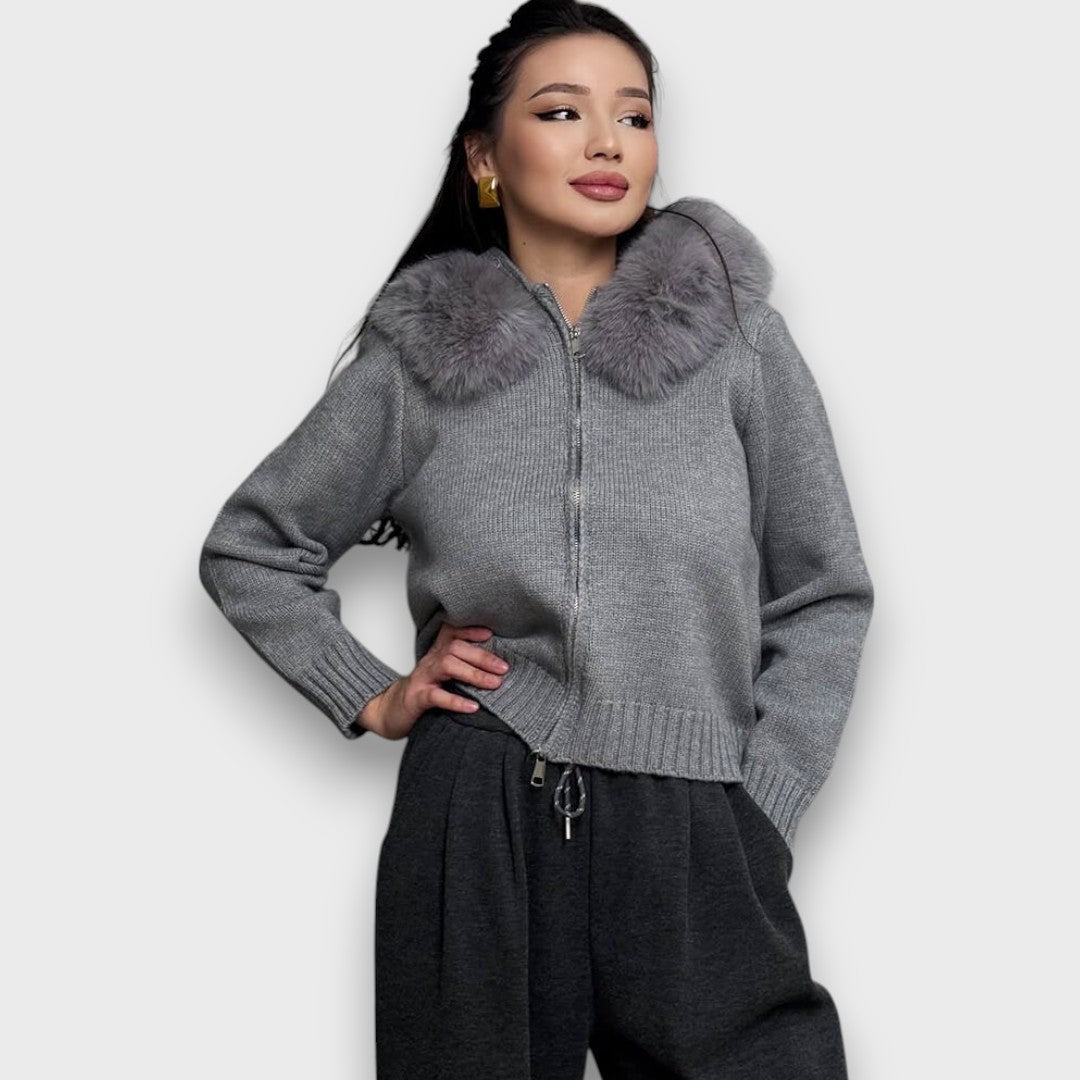 Alisanne – Strikjakke med lynlås og krave i faux fur