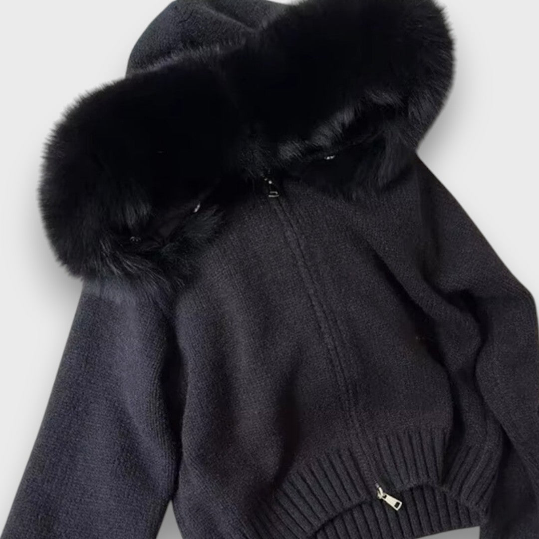 Alisanne – Strikjakke med lynlås og krave i faux fur