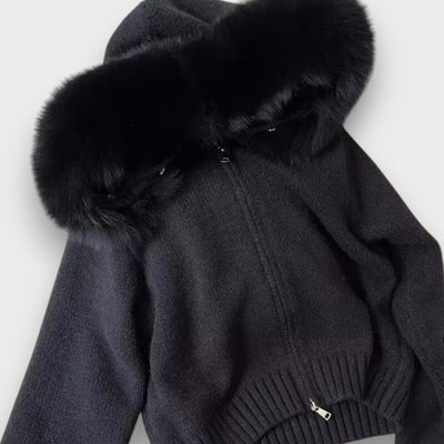 Alisanne – Strikjakke med lynlås og krave i faux fur