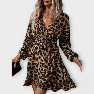 Elegant kjole med leopardmønster, V-udskæring og bindebælte