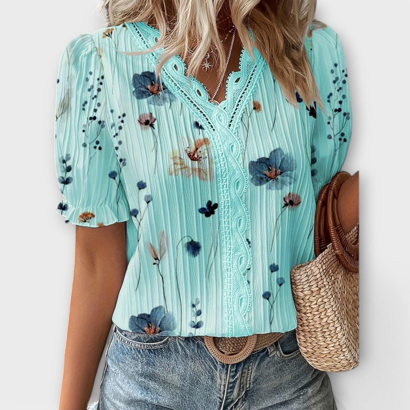 Emily - Modet Bluse med spidse Udsnit