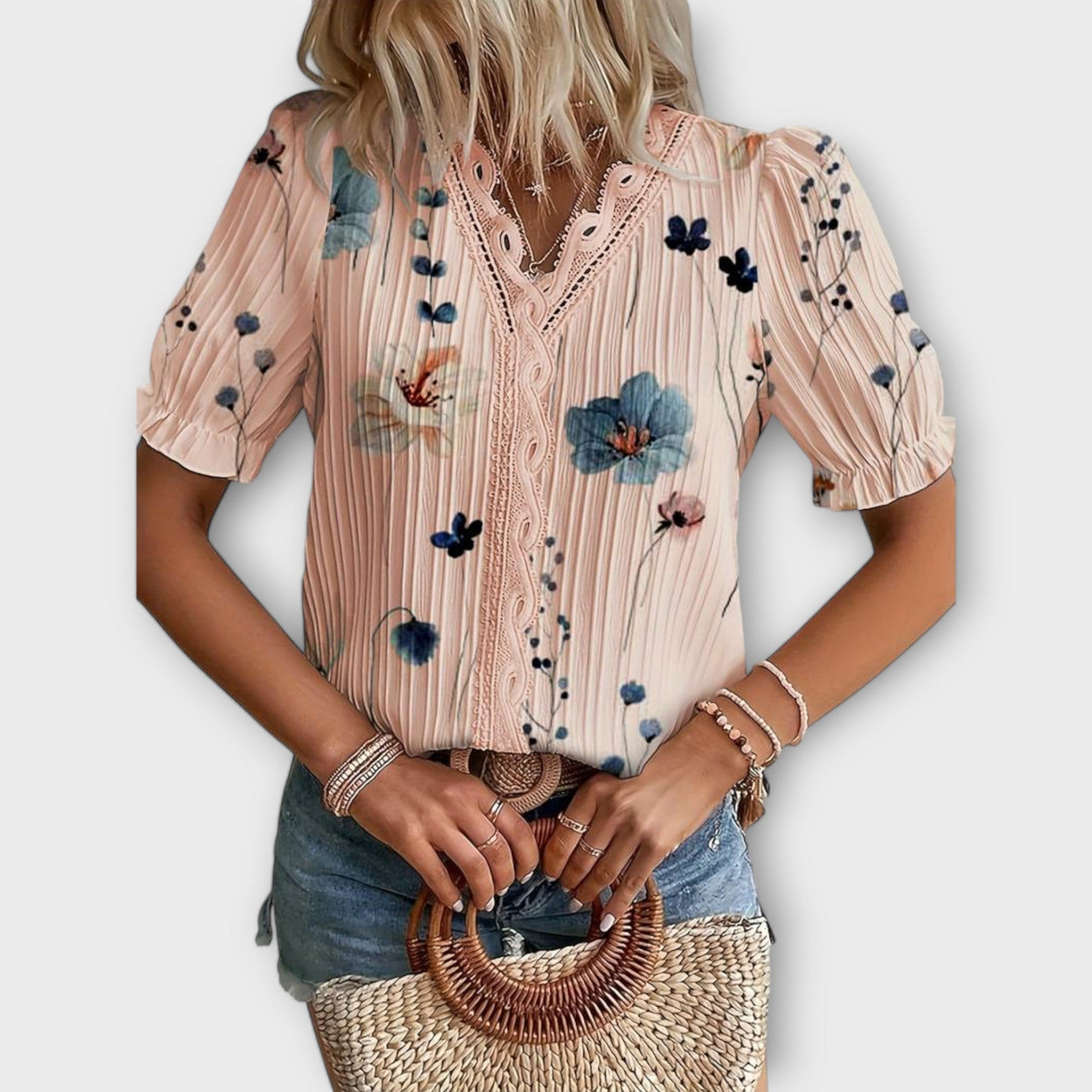 Emily - Modet Bluse med spidse Udsnit