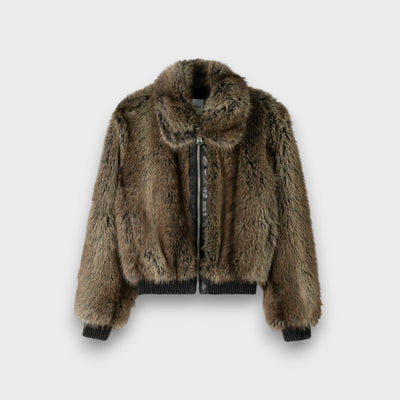 Amelia – Kort jakke i syntetisk pels med urban chic