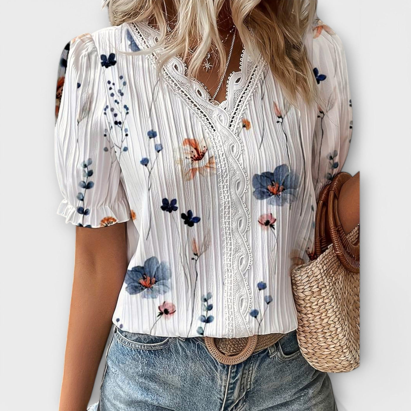 Emily - Modet Bluse med spidse Udsnit