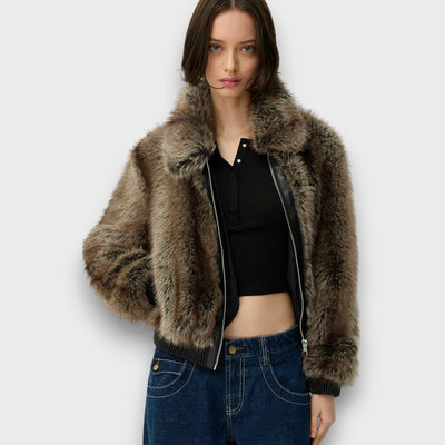Amelia – Kort jakke i syntetisk pels med urban chic