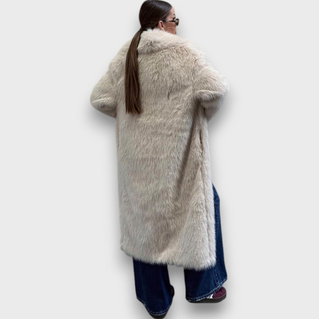 Liviane – Maxi frakke i syntetisk pels med couture flair