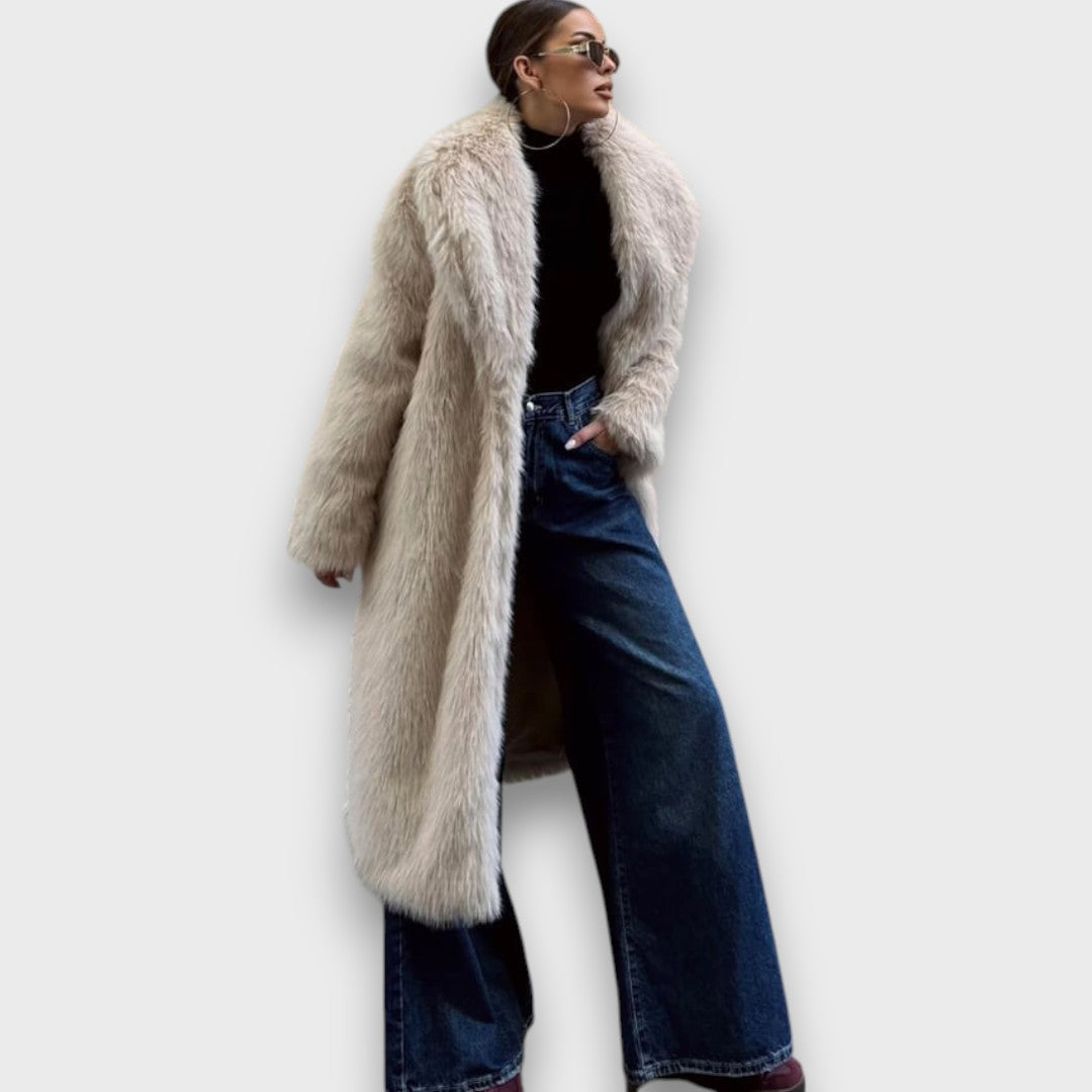Liviane – Maxi frakke i syntetisk pels med couture flair